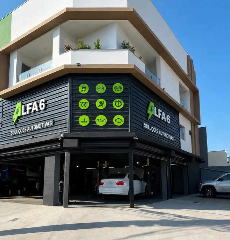 Fachada da Alfa 6 Soluções Automotivas no Eusébio, com a logo e os ícones do painel